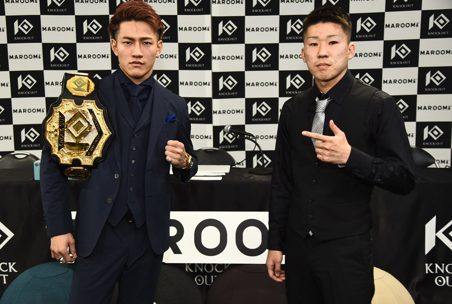 対戦決定会見で互いに気合いを入れる龍聖（左）と川上叶
