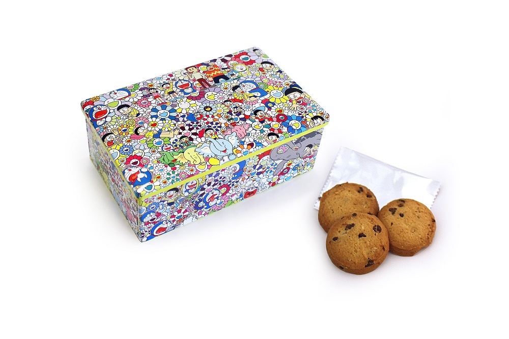 <村上隆>　クッキー缶（1,080円） ©Takashi Murakami/Kaikai Kiki Co., Ltd. All Rights Reserved. ©Fujiko-Pro　村上隆の出展作品を缶全体にデザインした、チョコ チップクッキー。