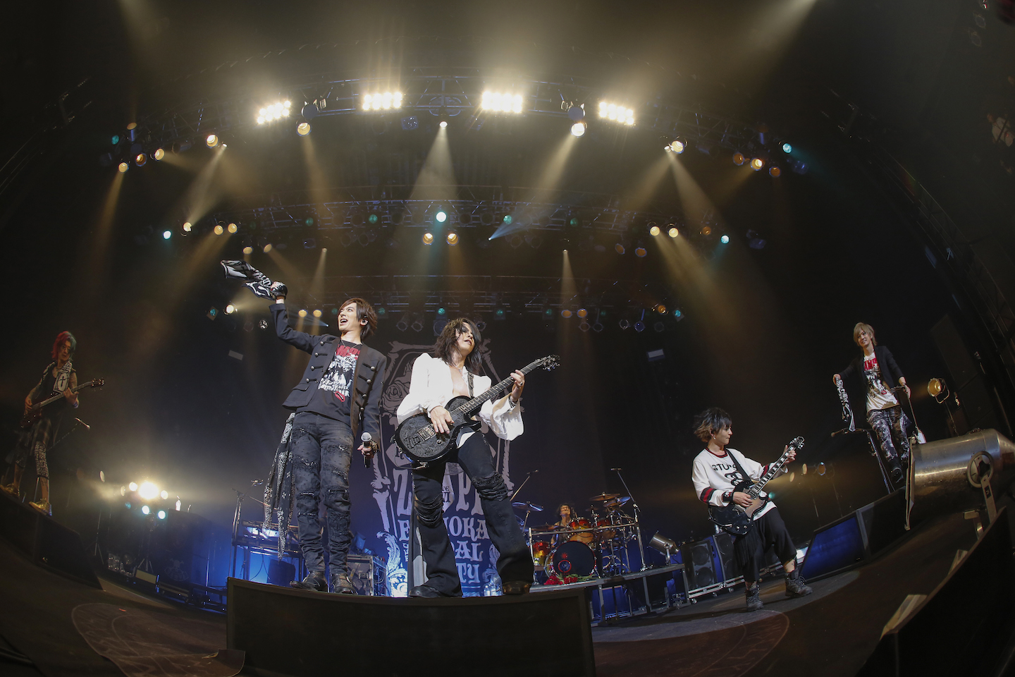 VAMPS、多彩なゲストも登場したZepp FukuokaでのLAST PARTY2日間