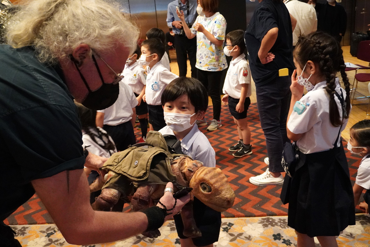 アンキロサウルスの赤ちゃんを抱っこ。