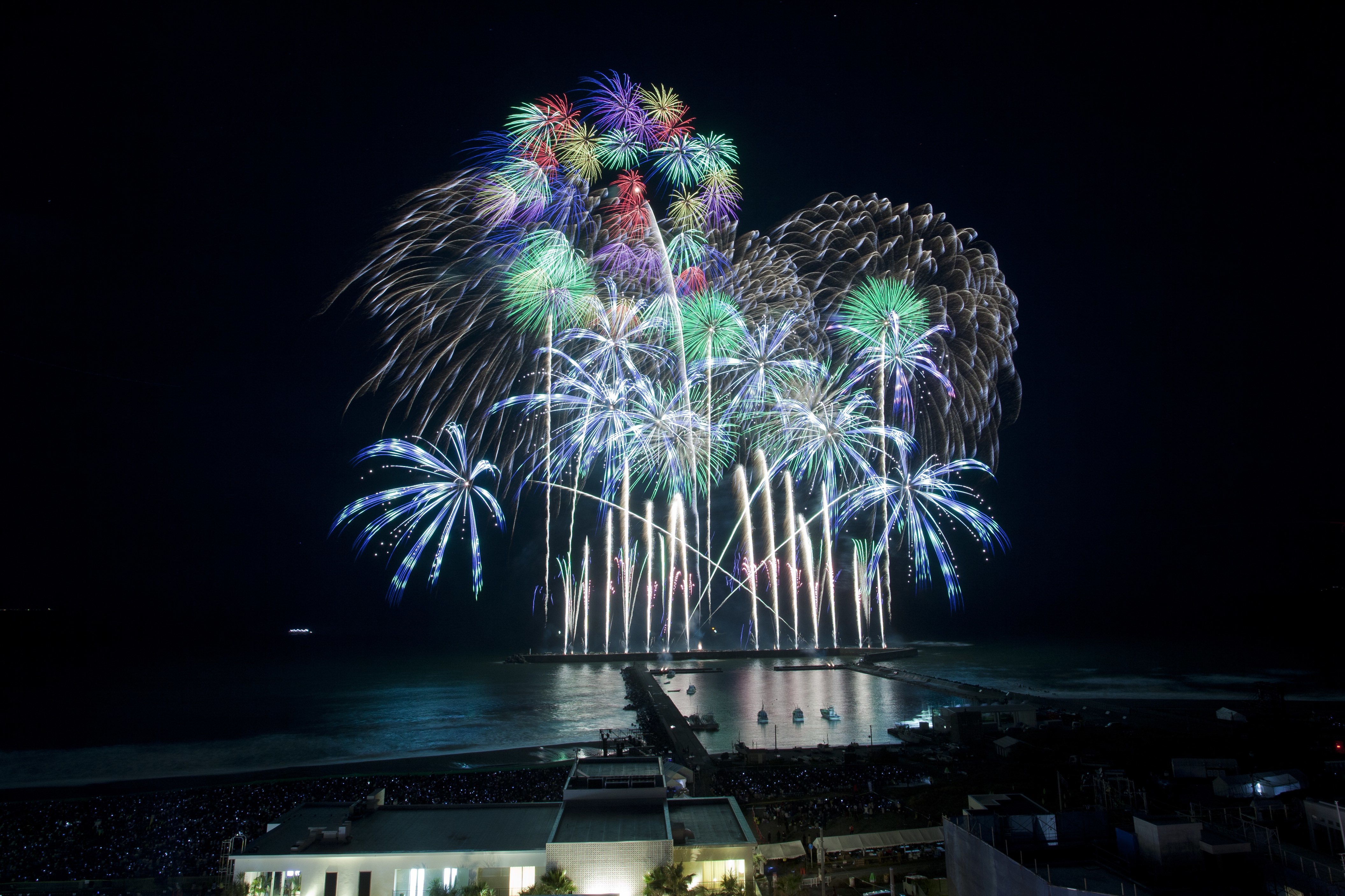 サザンオールスターズの楽曲 世界最高峰の花火 茅ヶ崎の夜を彩り 3万5千人を魅了した 茅ヶ崎サザン芸術花火18 Spice エンタメ特化型情報メディア スパイス