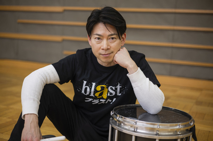 「叩きつづけたら、いつか宙に浮くんじゃないかって」　10年ぶり日本上演の『blast ブラスト！』、初演から出演するパーカッショニスト・石川直に聞く、その魅力とは