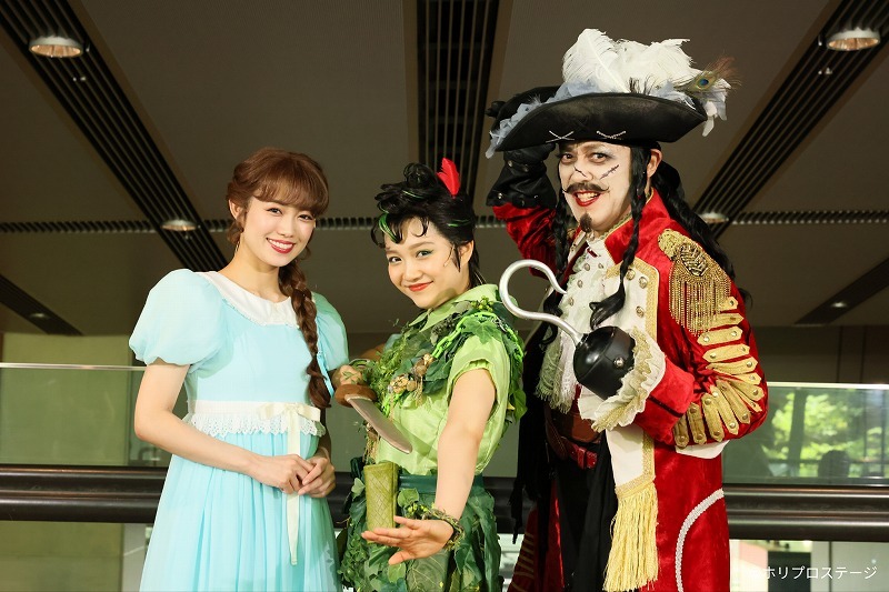 左より）ウェンディ：山口乃々華、ピーター・パン：山崎玲奈、フック船長：石井一孝