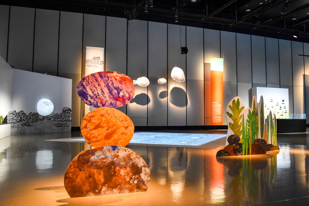 『レオ・レオーニの絵本づくり展』展示風景、ヒカリエホール、2025年