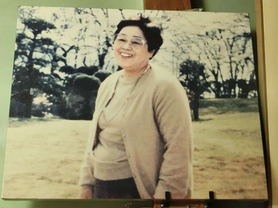 売店内には、二代目劇場主に当たるおかみさんのお母さんの写真が飾られている。
