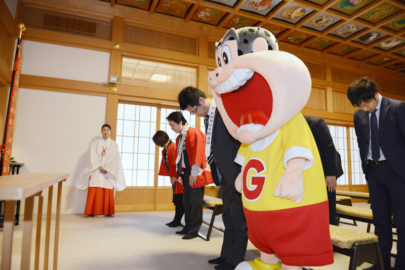 「ガリガリ君リッチ 黒みつきなこもち」成功ご祈願イベント 1月31日には、桔梗屋に縁のある山梨県の武田神社にて、ガリガリ君たちが“ガリガリ君リッチ 黒みつきなこもち”成功ご祈願イベントを開催。