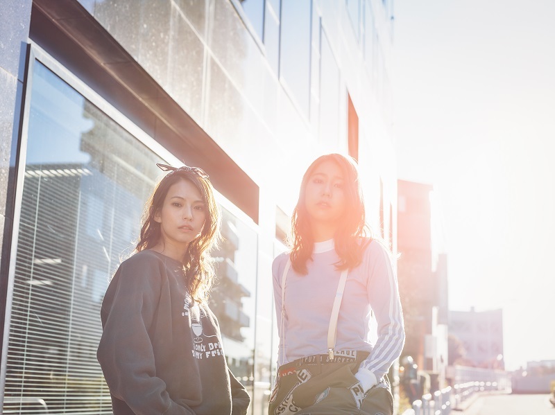 SCANDAL HARUNA(Vo,G),TOMOMI(B,Vo) 撮影＝西槇太一