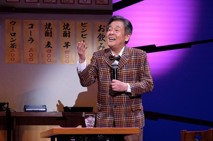 風間杜夫ひとり芝居、牛山明シリーズ最新作『カラオケマン 最後のロマンス』東京公演が開幕