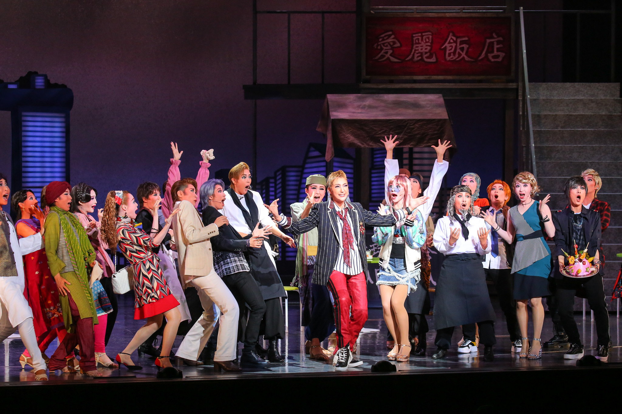 宝塚歌劇星組トップスター・紅ゆずるがラスト公演で笑いを巻き起こす 
