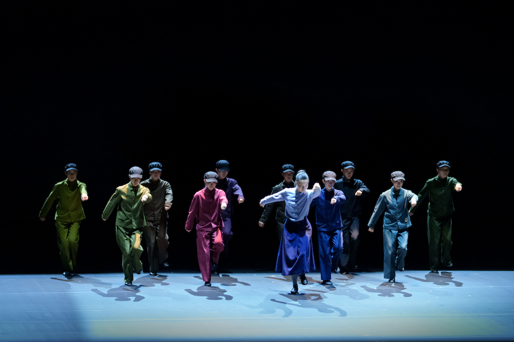 2021年7月上演「ダンス『風の又三郎』」より。オーディションで選ばれた11名のダンサーが出演した　　（C）Naoshi Hatori