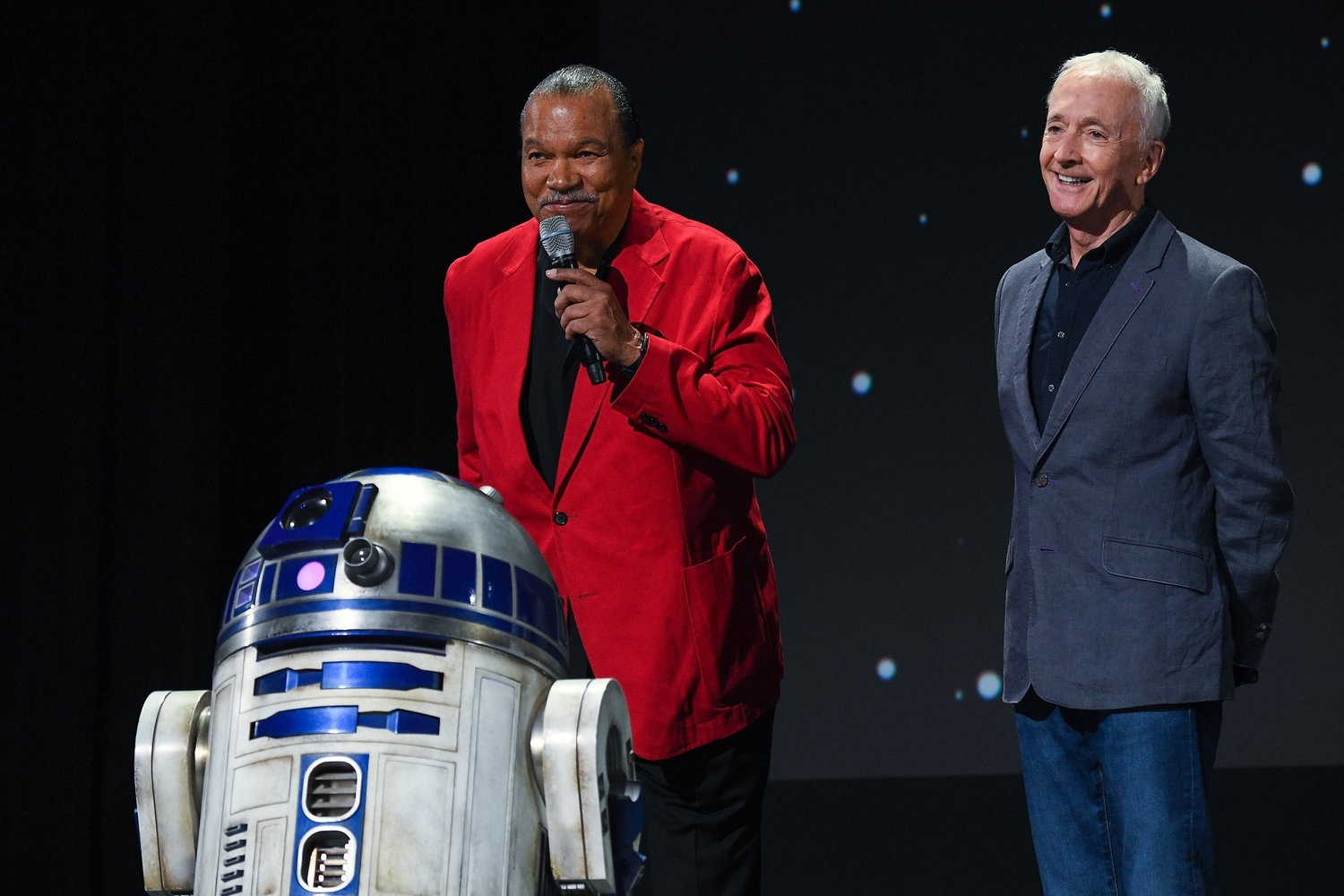 左からR2-D2、ビリー・ディー・ウィリアムズ、アンソニー・ダニエルズ