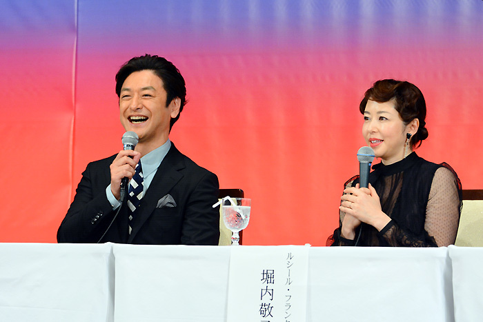 石丸幹二、堀内敬子。１７年ぶりの共演で夫婦を演じる。