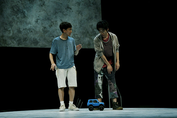 左から：篠山輝信 柄本時生 （世田谷パブリックシアター『チック』 撮影：細野 晋司）