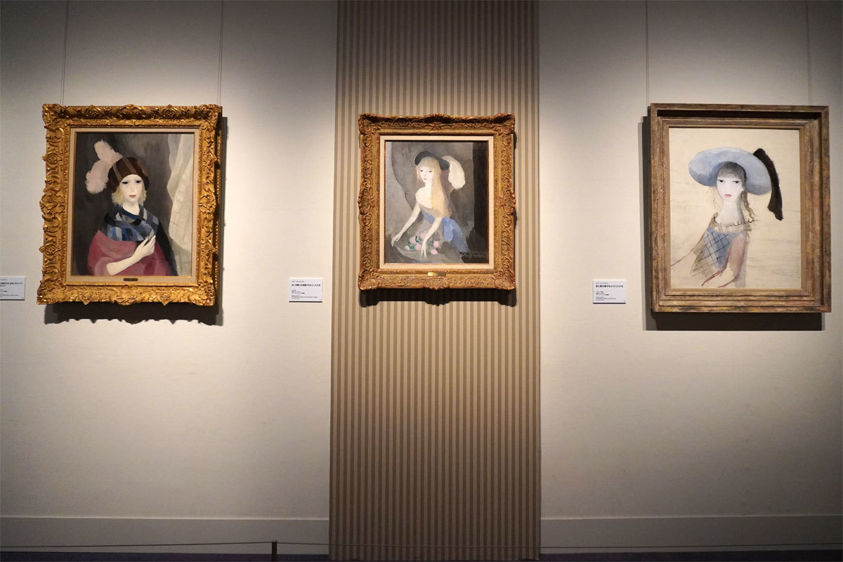 左：マリー・ローランサン《羽飾りの帽子の女、あるいはティリア、あるいはタニア》1924年　油彩・キャンヴァス　中央：マリー・ローランサン《白い羽飾りの黒帽子をかぶった乙女》1915年　油彩・キャンヴァス