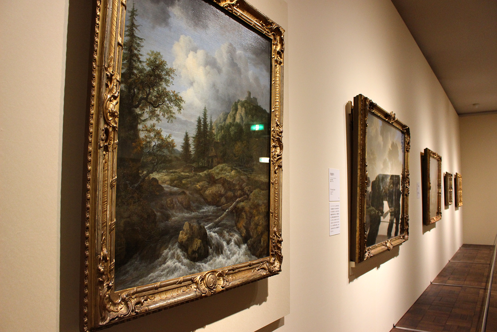 第3章展示風景（手前がヤーコプ・ファン・ライスダール「城山の前の滝」 1665-70年頃 油彩、カンヴァス）