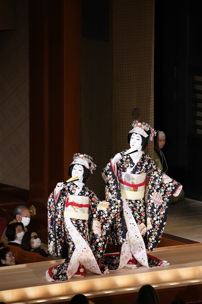 昼の部『京鹿子娘道成寺』（左より）白拍子花子=六代目尾上菊之助、白拍子花子=八代目尾上菊五郎 ／(C)松竹