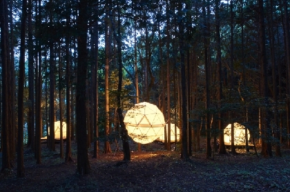 日本初の“泊まれる公園”『INN THE PARK』が誕生　森の中の球体型＆吊りテントやサロン、カフェ、星空観察で自然を体験