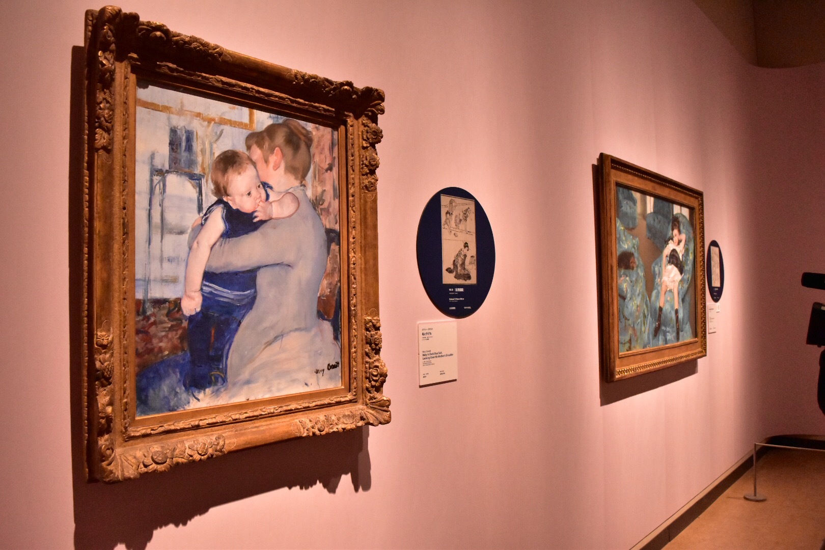 左から：メアリー・カサット《母と子ども》1889年頃　シンシナティ美術館、葛飾北斎『北斎画鏡』1818（文政元）年　個人蔵、 メアリー・カサット《青い肘掛け椅子に座る少女》1878年　ワシントン・ナショナル・ギャラリー
