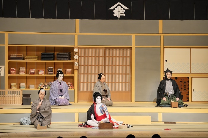 第三部『弁天娘女男白浪』（前列左より）南郷力丸=坂東巳之助、弁天小僧菊之助=尾上右近（後列左より）浜松屋倅宗之助=中村福之助、浜松屋幸兵衛=中村東蔵、日本駄右衛門=坂東彦三郎 ／(C)松竹