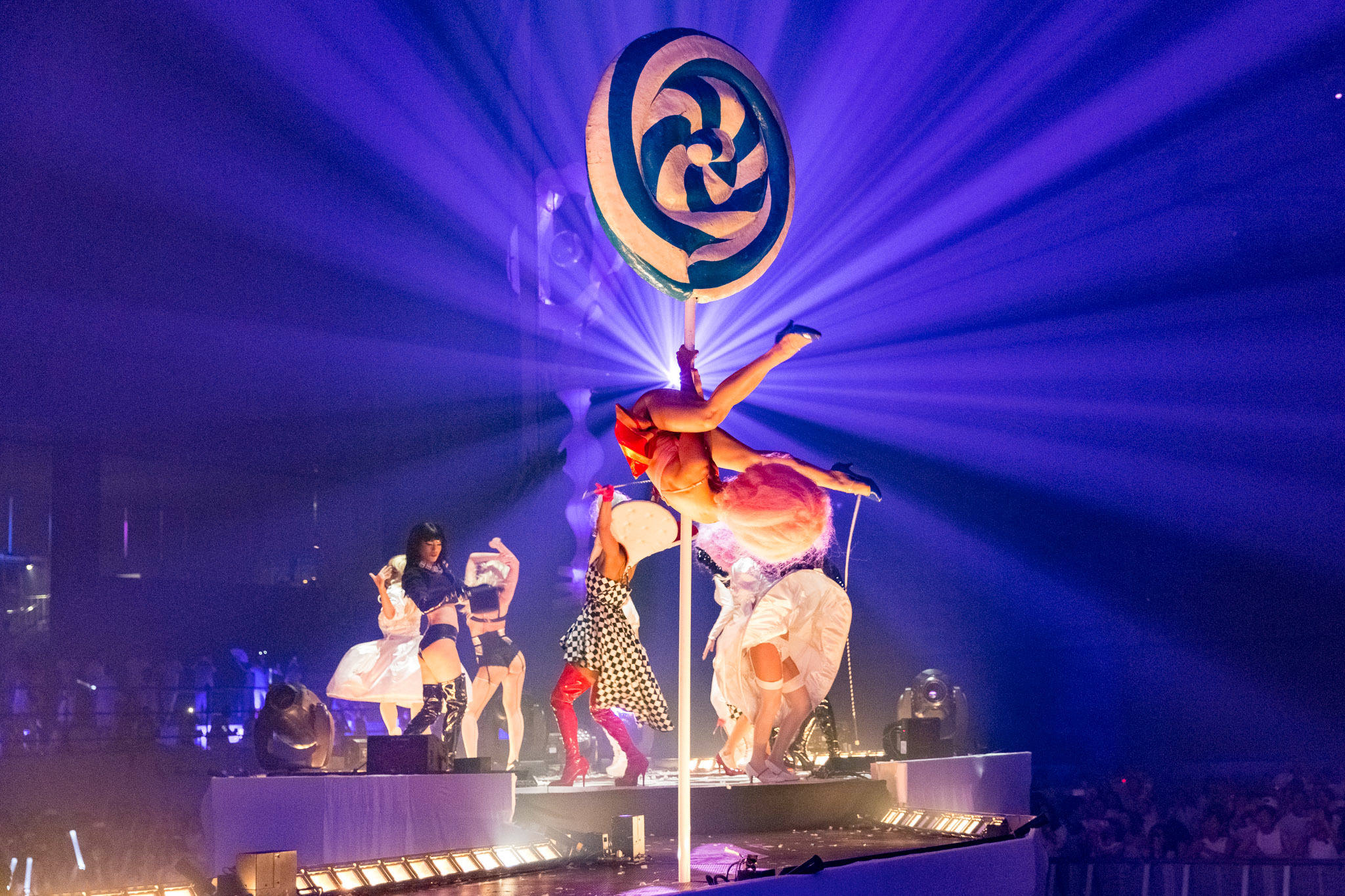ポールダンスも披露、魅惑的なステージが演出される