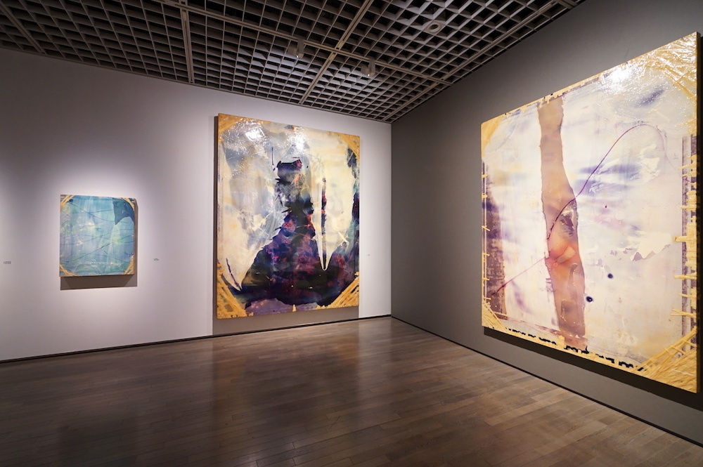 展示風景 左：《網膜／蒼色無限》（1989年）、中央《網膜（クレバス）》（1990年）、右：《網膜 #1（白ナイル）》（1988-90年）