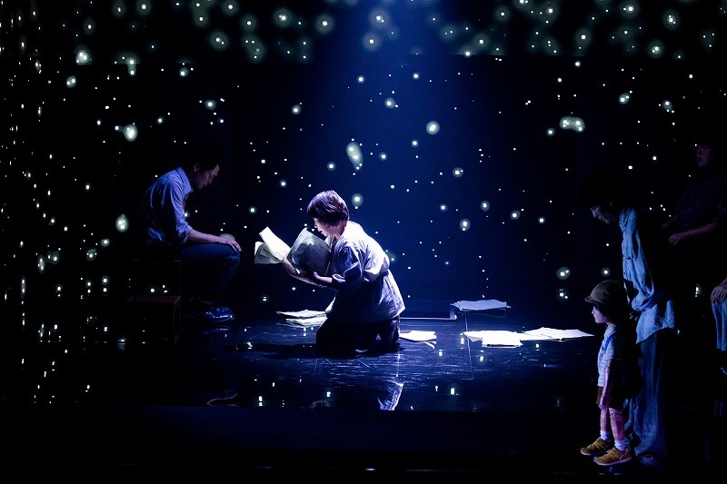 『我ら宇宙の塵』舞台写真