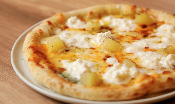 ブッラータチーズをのせたゴルゴンゾーラとりんごのピッツァ