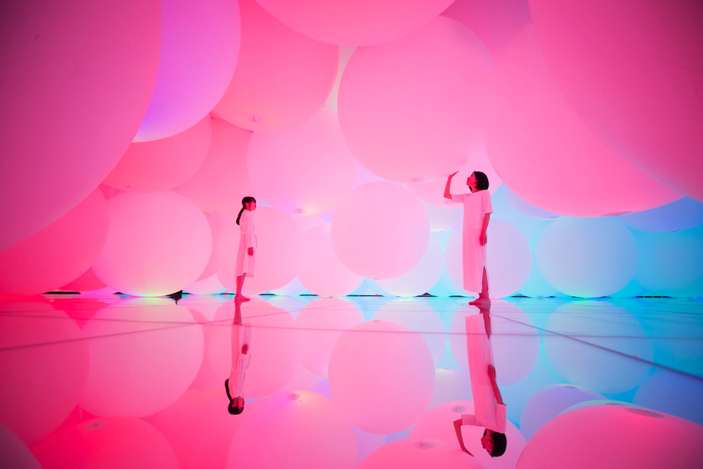 Expanding Three-dimensional Existence in Transforming Space - Free Floating, 12 Colors teamLab, 2018, Interactive Installation, Endless, Sound: Hideaki Takahash