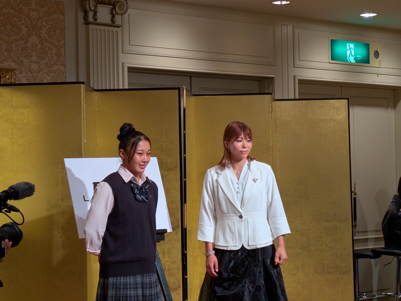 話題の女子高生ファイター・NOEL（左）はオープニングファイトで海咲イルカと対戦する