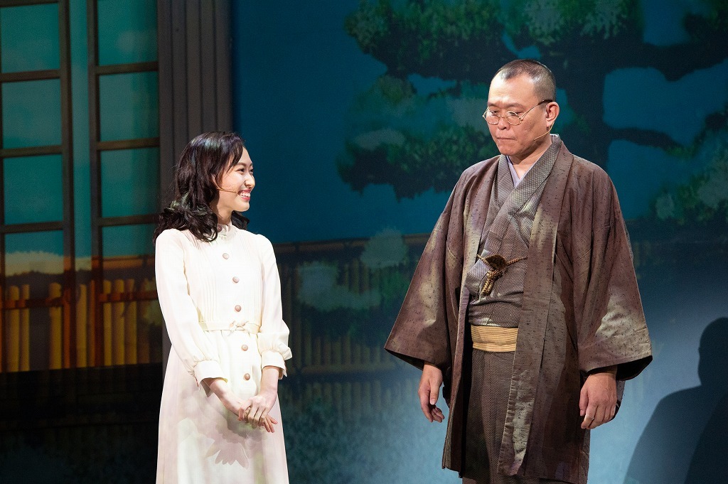 浪漫舞台『走れメロス』～文豪たちの青春～舞台写真　（左から）山崎富栄（山口真帆）、井伏鱒二（千原せいじ） (C)曳野若菜
