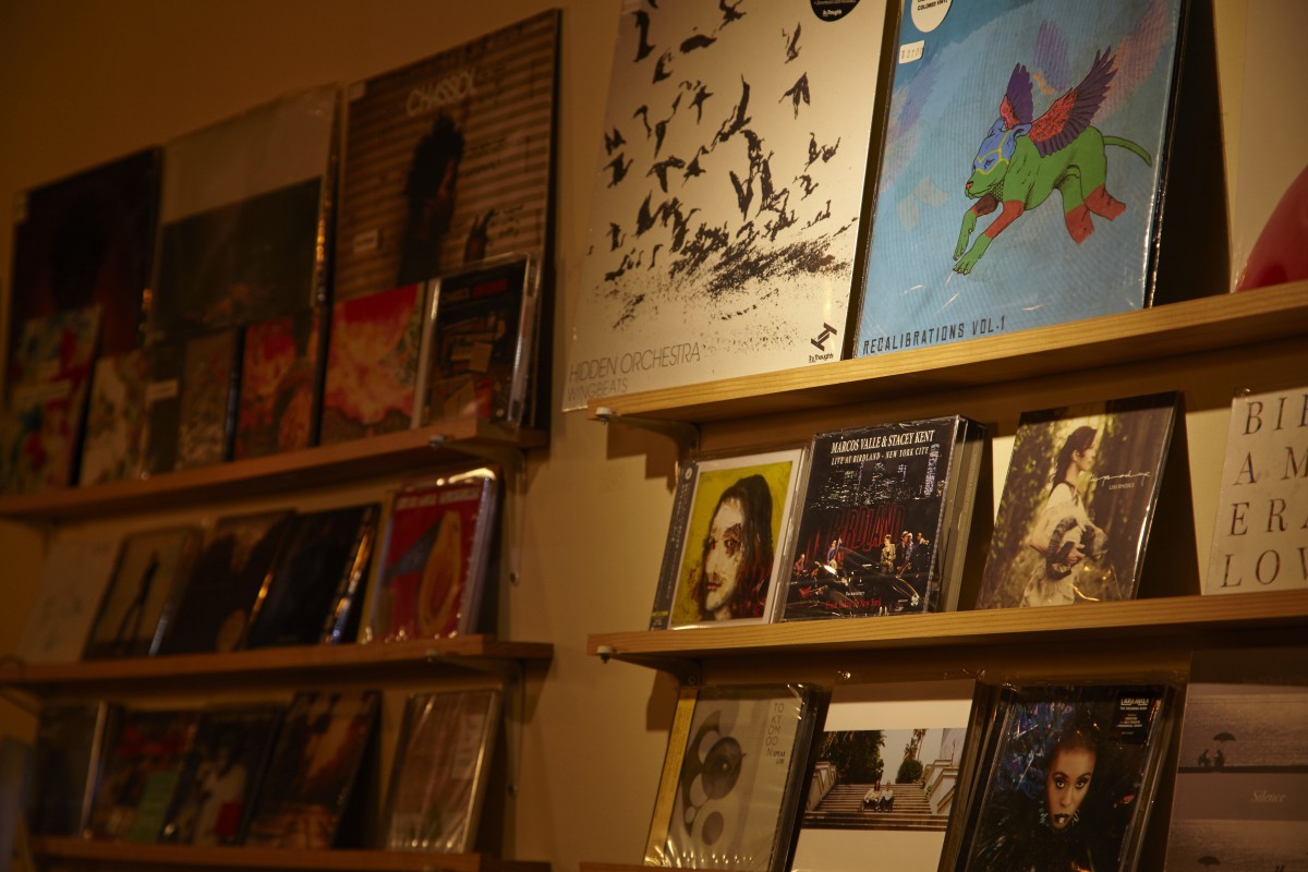 もちろんすべてではないが、『Bar Music』でよくかかる音楽が買えるコーナーも。CDだけでなくレコードも置かれている。中村さんが運営するレーベル「ムジカノッサ・グリプス」による、店名を冠にしたコンピレーションCDも人気。