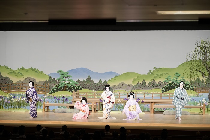 第一部『あやめ浴衣』（左より）船頭=中村鷹之資、町娘=中村玉太郎、芸者=中村魁春、あやめ売り=坂東新悟、水売り=中村歌之助 ／(C)松竹