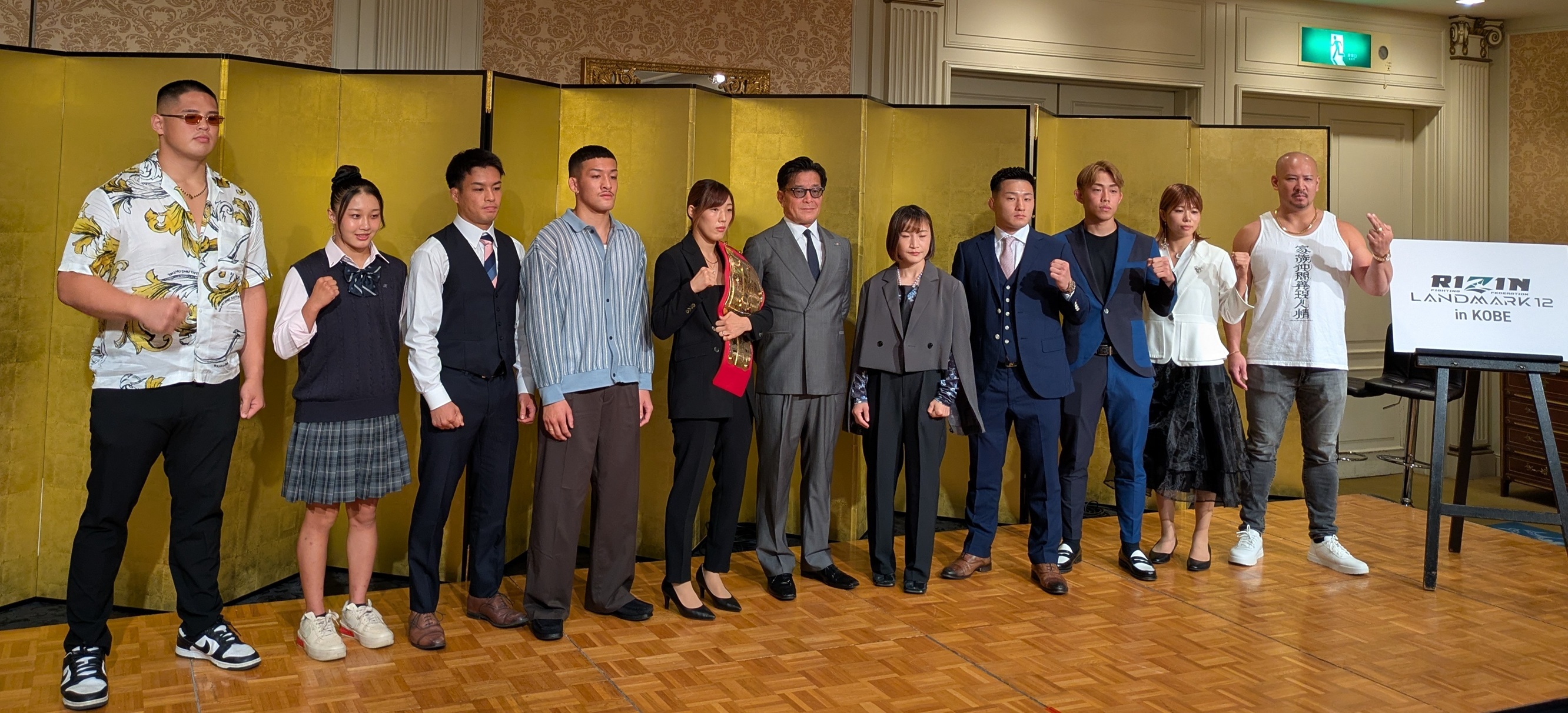 榊原CEO（中央）と会見に勢揃いした選手たち