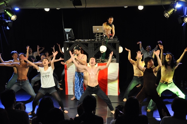 ハイテンションで祭りを続行する男肉たち。団長もスペシャルふんどし姿にトランスフォーム！
