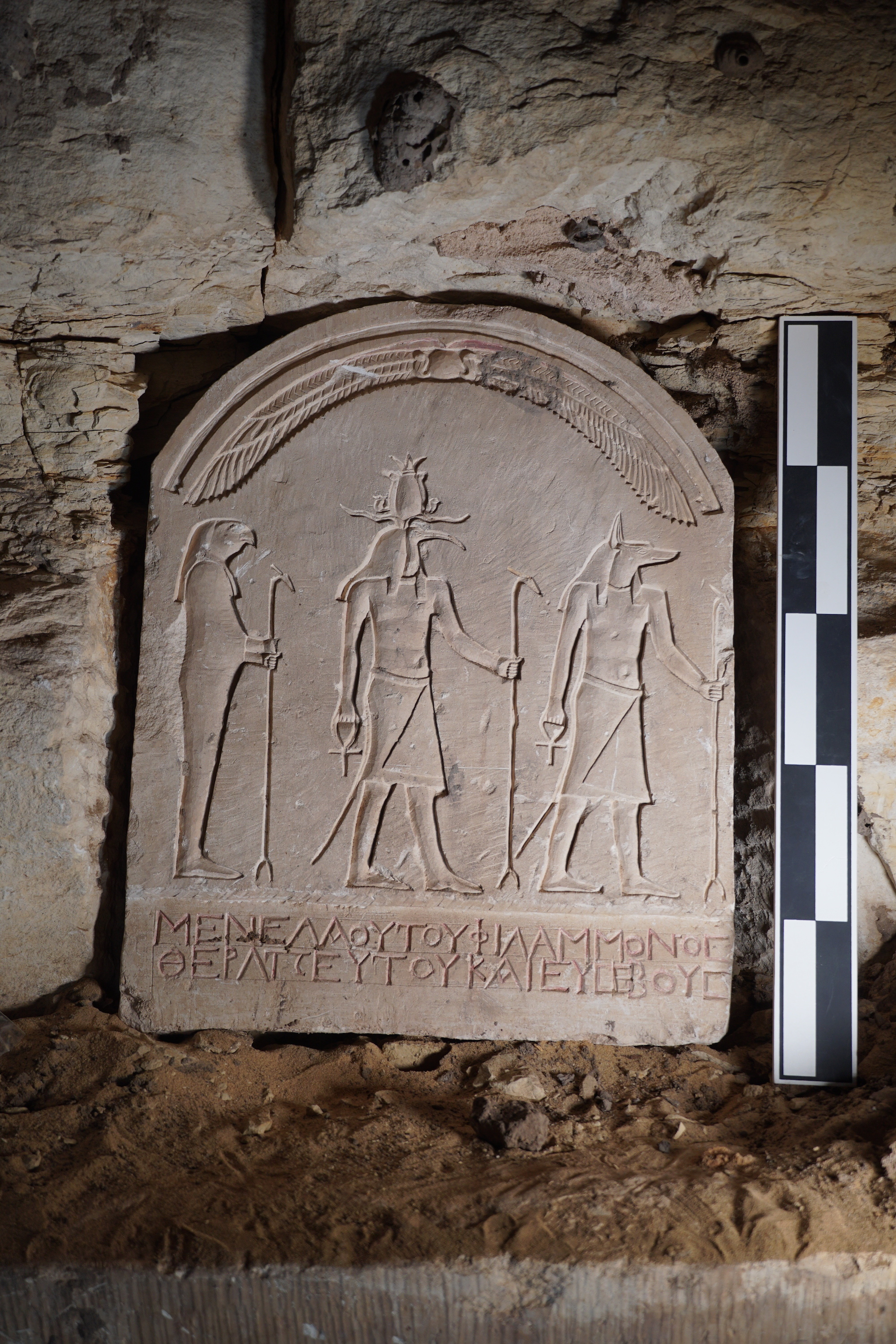 エジプトの神々が描かれた石碑 (c)North Saqqara Project