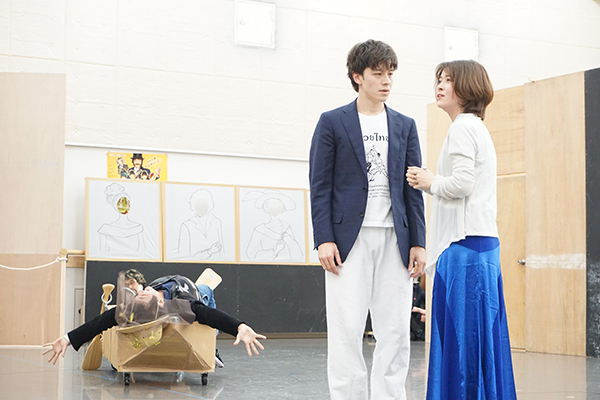 1幕9場「裏を表に」より。