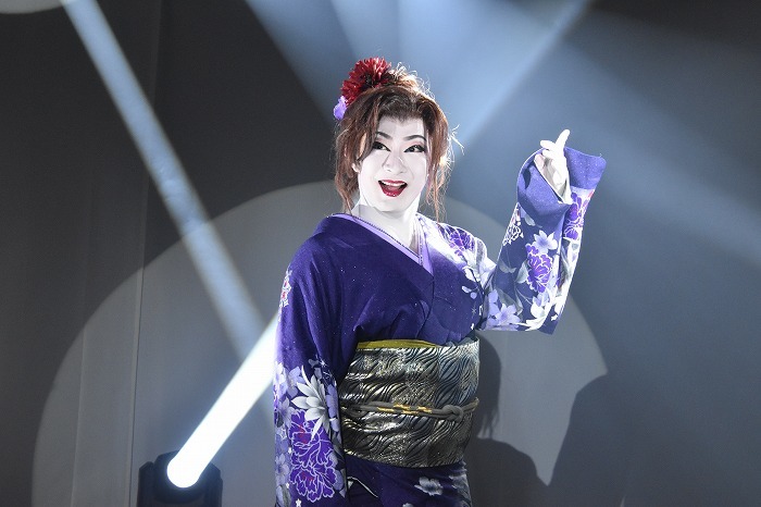 大きな笑顔が座長のトレードマーク。
