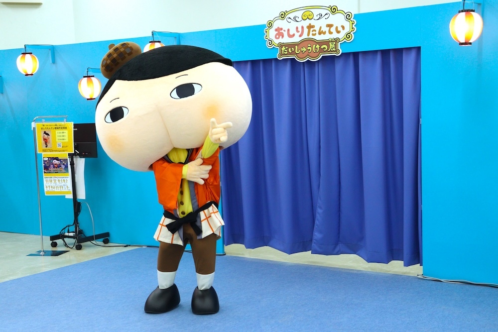 キャラクターステージで音頭を踊るおしりたんてい (C)Troll/POPLAR　(C) トロル・ポプラ社／おしりたんてい製作委員会