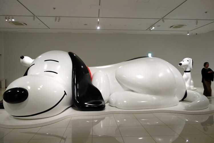 巨大スヌーピーは全長8メートル (C) Peanuts Worldwide LLC