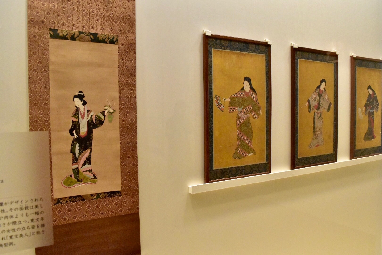 左：《寛文美人図》江戸時代 個人蔵 右：《舞踊図》（重要美術品）江戸時代 サントリー美術館蔵