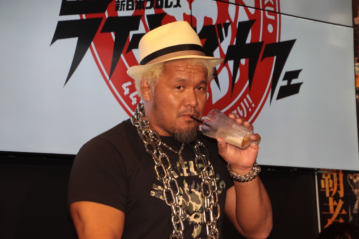 真壁　飲んでいるのは『キングコングスムージー』 撮影＝シン上田