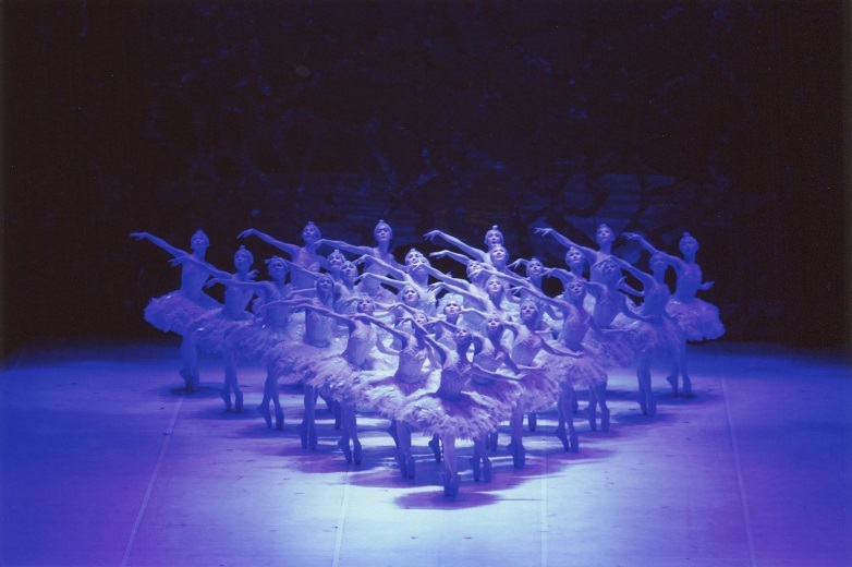 定評のある松山バレエ団のコール・ド・バレエ