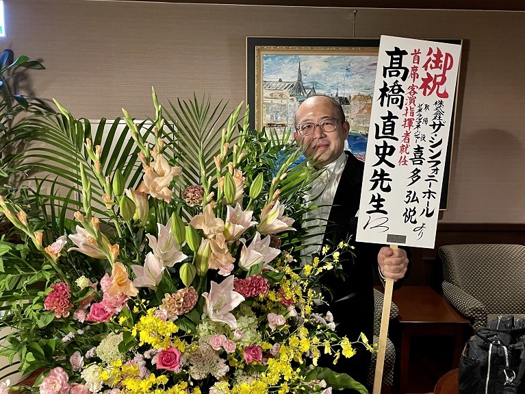 首席客演指揮者就任の定期演奏会で贈られた花に囲まれて 　　写真提供：大阪交響楽団