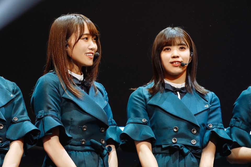 左から、菅井友香、小林由依 『欅坂46 3rd YEAR ANNIVERSARY LIVE』日本武道館公演 撮影＝上山陽介
