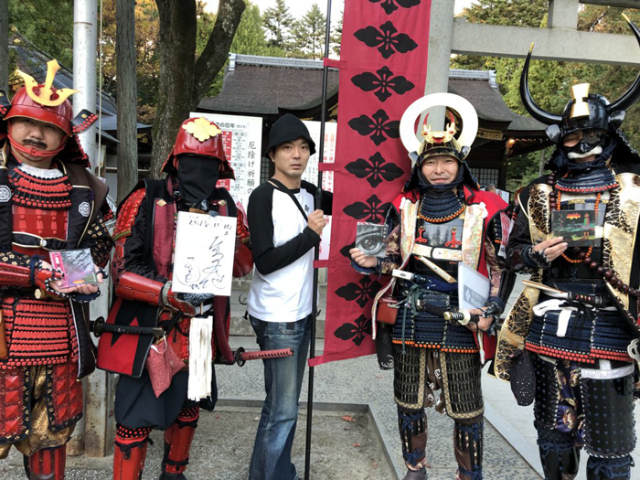 武田神社で「躑躅ヶ崎歴史案内隊」の皆さんと筆者・高木大地