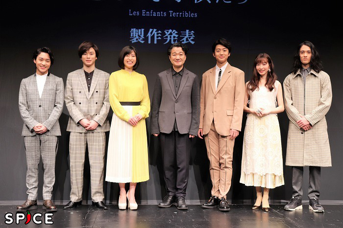 （左から）松岡広大、柾木玲弥、南沢奈央、白井晃、伊藤健太郎、岡本夏美、栗原類