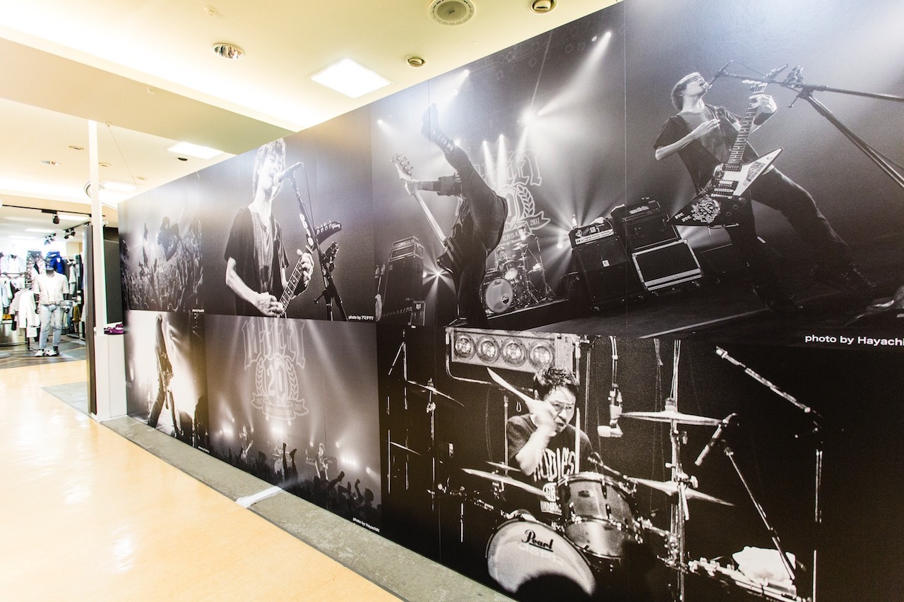 会場外の壁にはライブ写真も大きく展示されている