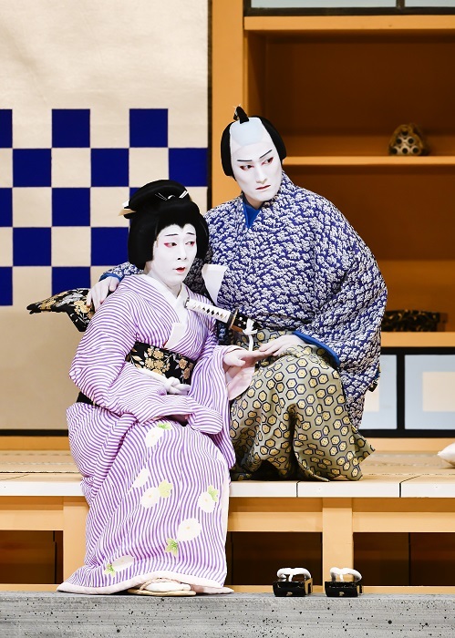 『番町皿屋敷』左から腰元お菊＝中村種之助、青山播磨＝中村隼人（2019年1月浅草公会堂）