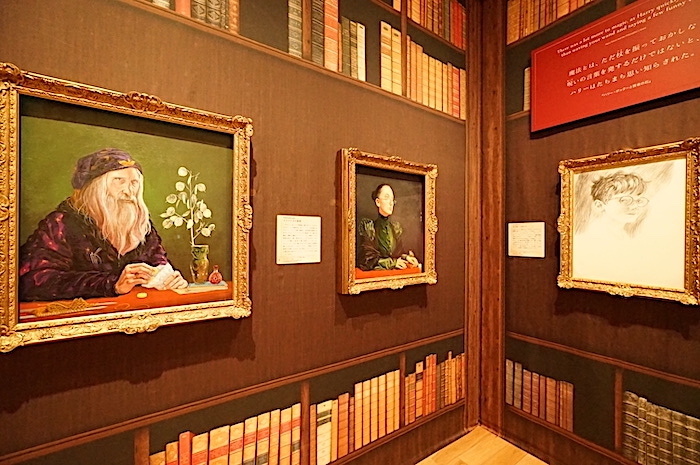 左：ジム・ケイ《アルバス・パーシバル・ウルフリック・ブライアン・ダンブルドア教授の肖像》　中央：ジム・ケイ《ミネルバ・マクゴナガル教授の肖像》　右：ジム・ケイ《ハリー・ポッターの肖像のスケッチ》すべてブルームズベリー社蔵