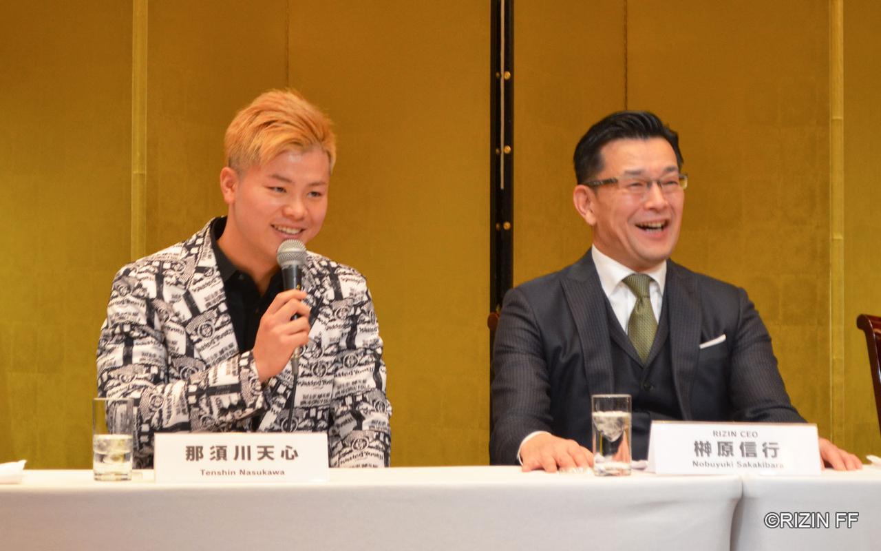 那須川天心（左）と榊原信行CEO